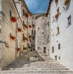Visita al centro del borgo di Civitella Alfedena in una giornata estiva in Abruzzo - © Stefano_Valeri / Shutterstock.com