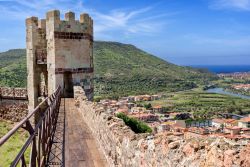 Visita al panoramico Castello di Malaspina a Bosa, costa ovest della Sardegna, a sud di Alghero - © Alessio Orru / Shutterstock.com