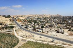 Vista aerea di Gerico: la città nell'est dello stato palestinese si trova non lontano dal confine con la Giordania, nella valle del fiume Giordano - © WDG Photo / Shutterstock.com ...