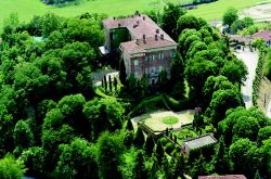 Vista aerea del Castello di Piea, elegante dimora storica del Monferrato - © Castello di Piea