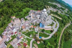 Vista aerea del villaggio di Re in Piemonte e del Santuario della Madonna del Sangue - © 54115341 / Shutterstock.com