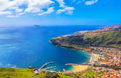 Vista aerea della baia di Machico a Madeira, con aeroplano in decollo dall'aeroporto internazionale