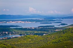 Una fotografia aerea della costa dalmata e l'isola di Pasman in Croazia