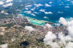 Vista aerea di Boca Chica nella Repubblica Dominicana. Le origini di questa località risalgono agli inizi del XX° secolo quando un produttore di canna da zucchero di provenienza italiana ...