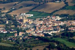 Vista aerea di Castelraimondo nelle Marche - © Elia Biraschi, CC BY-SA 3.0, Wikipedia