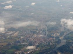 Vista aerea di Chivasso, il fiume Po e il Canale Cavour in Piemonte