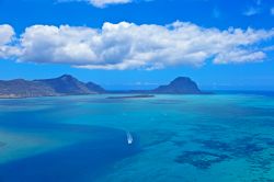 Isola di Mauritius dall'alto - Un suggestivo scorcio panoramico di una baia dell'isola situata a 900 chilometri a est del Madagascar al largo delle coste orientali dell'Africa © ...