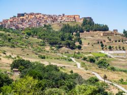 Vista del borgo di Tusa in Sicilia