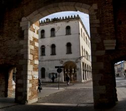 Vista del centro di Noale (Veneto) fotografato da sotto la torre dell'orologio.