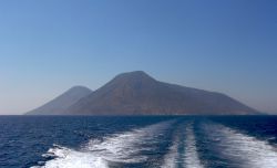 Vista del doppio vulcano di Salina Eolie, Sicilia - La sagoma delle due vette principali di Salina, nell'arcipelago delle Eolie. Il gruppo di isole, dalla caratteristica forma in pianta ...