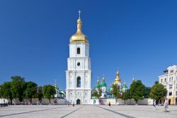 Vista della torre campanaria e della cattedrale di Santa Sofia a Kiev, Ucraina. Da piazza Sofia si può ammirare l'edificio religioso che vanta una storia millenaria risalente al Rus' ...