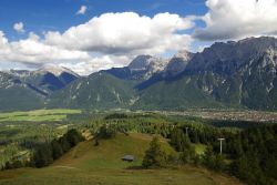 Vista della vallata di Mittenwald e delle Alpi del sud della Baviera, Germania - © manfredxy / Shutterstock.com