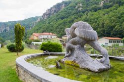 Vista delle montagne e di una fontana in pietra a Ormea, Piemonte, Italia - © Emena / Shutterstock.com