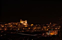 Vista notturna del borgo di Longiano nel cesenate, Emilia-Romagna