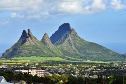 Vista panoramica da Curepipe, Mauritius. Scorcio fotografico sui monti Trois Mamelles dall'alto della città di Curepipe - © Oleg Znamenskiy / Shutterstock.com