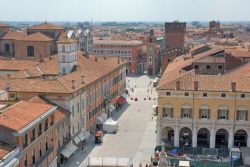 Vista panoramica del centro storico di Ferrara ...
