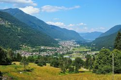 Vista panoramica della Val di Sole in Trentino in estate