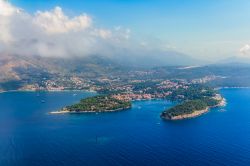 Vista panoramica della baia e della cittadina di Cavtat (Dalmazia, Croazia) e della sua costa sul Mare Adriatico.

