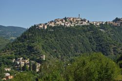 Vista panoramica di Cerreto di Spoleto e il sottostante villaggio di Borgo Cerreto in Umbria