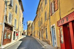 Vista sulla strada fra le case di Bonnieux, Provenza, Francia. Una passeggiata fra le vecchie viuzze del borgo è il modo migliore per scoprirne gli angoli più suggestivi - © ...