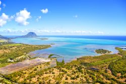 In elicottero sorvolando l'isola di Mauritius - Nota per la sua eccezionale bellezza naturalistica, quest'isola appartenente all'arcipelago delle Mascarene, è circondata da ...