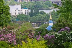 Vydubychi Monastery a Kiev, Ucraina. Questo storico monastero è circondato da un grande parco fiorito. Si trova sulle sponde del fiume Dnieper.




