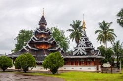 Wat Hua Wiang Temple a Mae Hong Son, Thailandia. Costruito interamente con legno di teak, è in stile birmano. Sorge nel centro città, sulla via del mercato.
