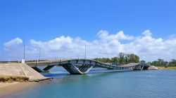 Wavy bridge a Punta del Este, Uruguay. Progettato dall'ingegnere Leonel Viera, si presenta con una caratteristica forma ondulata.



