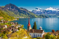 Battelli sul Lago di Lucerna (Vierwaldstatersee) visti dal villaggio di Weggis. Sullo sfondo il monte Pilatus e delle Alpi svizzere vicino alla famosa città di Lucerna (Lucerna), Svizzera. ...