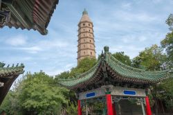 La West Pagoda (Xita) di Yinchuan, Cina. Costruita attorno al 1050, dalla cima della torre ottagonale (alta circa 65 metri) si può ammirare uno splendido panorama - © beibaoke / ...