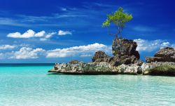Lo scoglio detto "Willy's rock" sulla White Beach di Boracay, la spiaggia più grande e frequentata dell'isola.