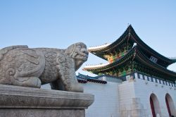 Dettaglio e statua al Yeongbokgung Palace di Seoul, nella Korea del Sud - © thiti / Shutterstock.com