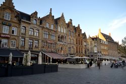 Ypres (Ieper), centro storico: il centro della città presenta i consueti edifici con i tetti a gradoni tipici della regione delle Fiandre.