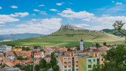 Zehra, il centro abitato e il castello di Spis, Slovacchia. Questa cittadina con i suoi paesaggi è stata scenario di numerosi film nel corso degli anni - © A. Aleksandravicius / ...