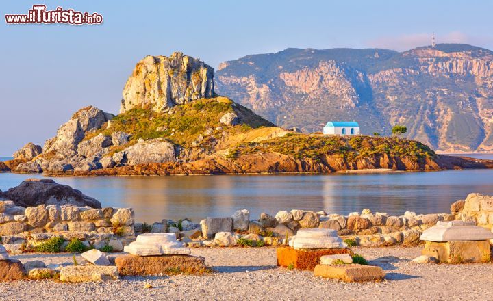 Immagine La minuscola isola di Kastri vista da Kos, Grecia, fotografata al calar del sole - © S.Borisov / Shutterstock.com