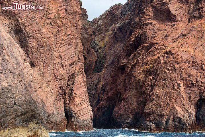 Immagine Un piccolo fiordo nella Riserva Naturale di Scandola: un paradiso terrestre a portata di battello - annoverata nella prestigiosa lista dei Patrimoni dell'Umanità dell'UNESCO, la splendida Riserva naturale di Scandola cela una bellezza selvaggia e incontaminata, fatta di più di 20 chilometri (tra terra e mare) popolati da specie marine protette, scenari all'insegna della biodiversità, rocce vulcaniche che si ergono a strapiombo sul mare, dando vita a ciò che non può essere definito altrimenti se non un vero e proprio paradiso terrestre, raggiungibile solo tramite battello.