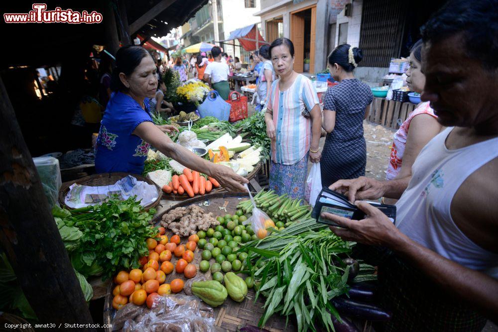 Immagine Un piccolo mercato di strada nella città di Myeik, Myanmar: bancarelle di frutta e verdura fresca  - © amnat30 / Shutterstock.com