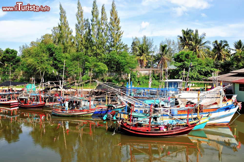 Immagine Un piccolo porto da pesca nel distretto di Bang Saphan, regione di Prachuap Khiri Khan (Thailandia).
