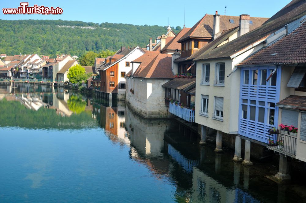 Immagine Un piccolo villaggio nei pressi del fiume Loue vicino a Besancon, Francia. Si tratta di un affluente sinistro del Doubs.