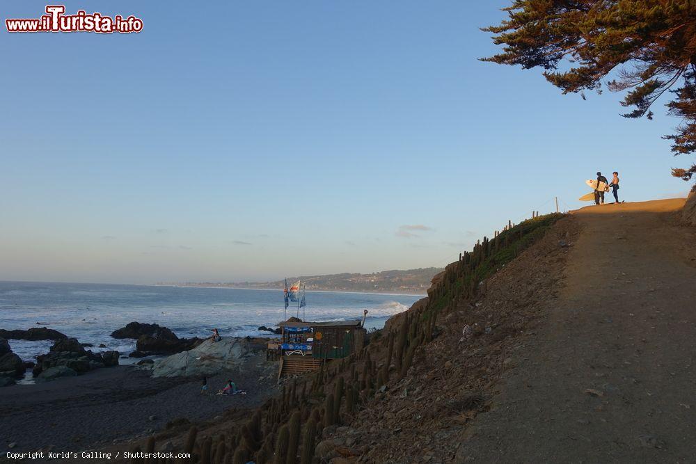 Immagine Pichilemu, Cile: due surfisti al tramonto ammirano il panorama - © World's Calling / Shutterstock.com