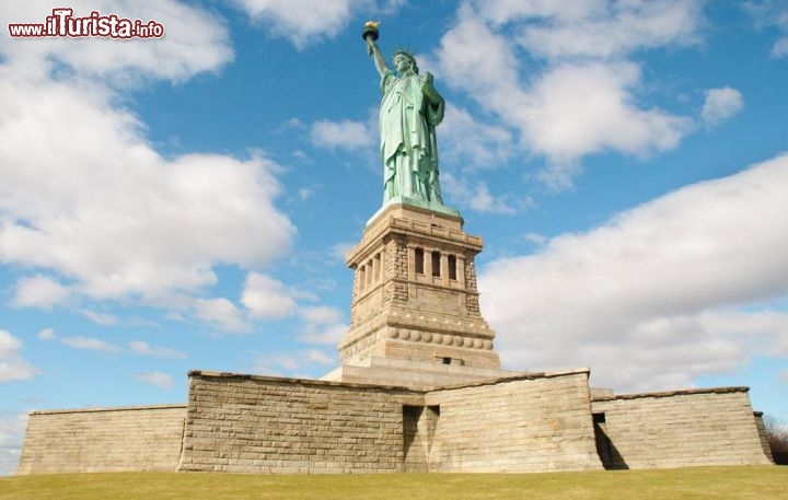 Immagine Piedistallo della Statua della Libertà a New York, Stati Uniti. Simbolo di New York e degli Stati Uniti, la Statua della Libertà è uno dei monumenti più importanti a conosciuti al mondo. Dai suoi 93 metri di altezza, incluso il basamento su cui poggia, domina tutta la baia di Manhattan - © Zack Frank / Shutterstock.com