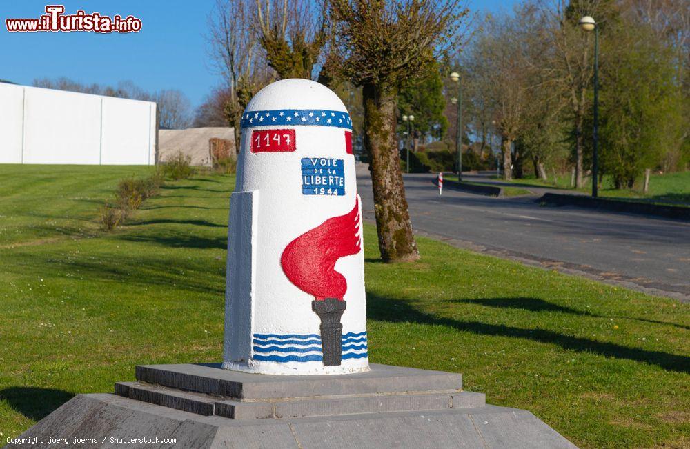 Immagine Pietra miliare della Strada della Libertà a Bastogne, Belgio. La "Voie de la Liberté" inizia dal villaggio francese di Sainte-Mère-Eglise, prima cittadina a essere stata liberata nel 1944, per raggiungere Bastogne - © joerg joerns / Shutterstock.com