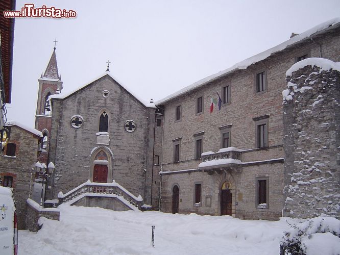 Immagine Pietralunga dopo una copiosa nevicata in inverno (Umbria, provincia di Perugia)