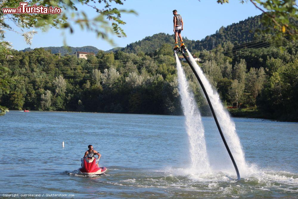 Immagine Pieve Fosciana, Lucca: esisbizione sul lago durante un  festival - © oversealand / Shutterstock.com