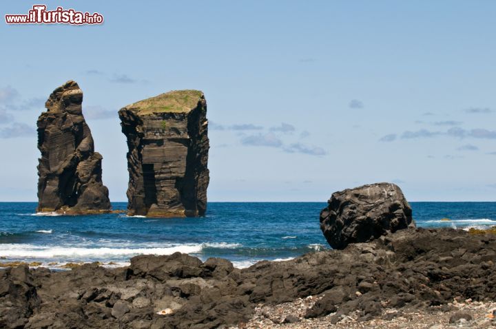 Immagine Pilastri in pietra lavica al largo della costa di Sao Miguel, Azzorre (Portogallo) - © 15265993 / Shutterstock.com