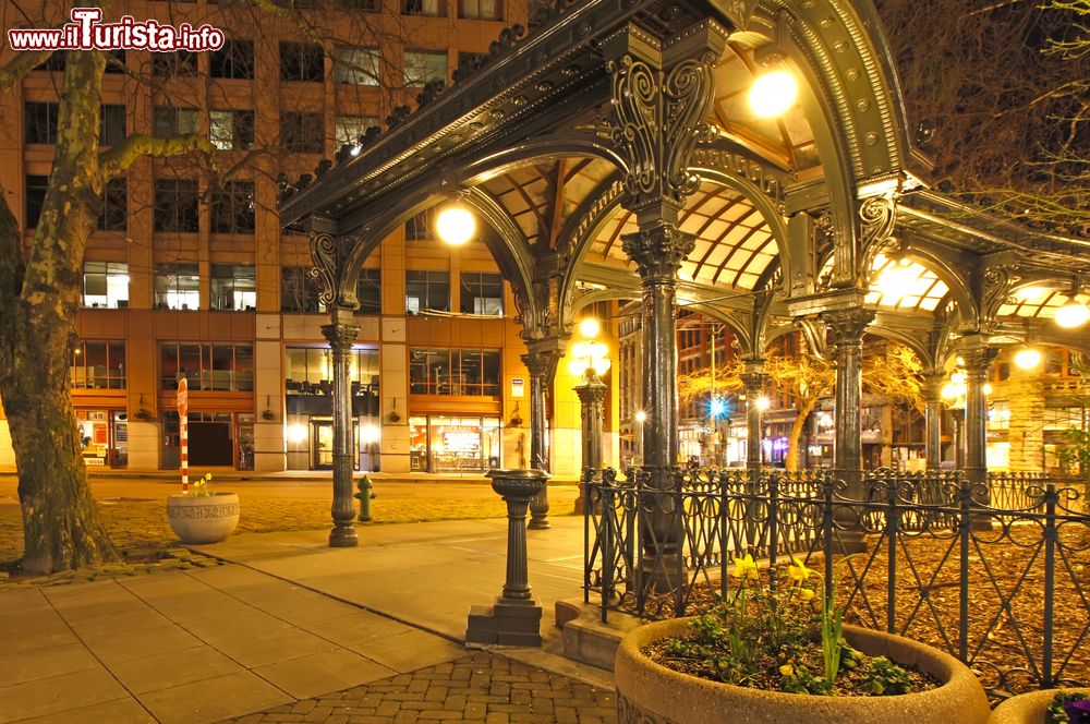 Immagine Pioneer Square by night a in Seattle, Washington (USA).