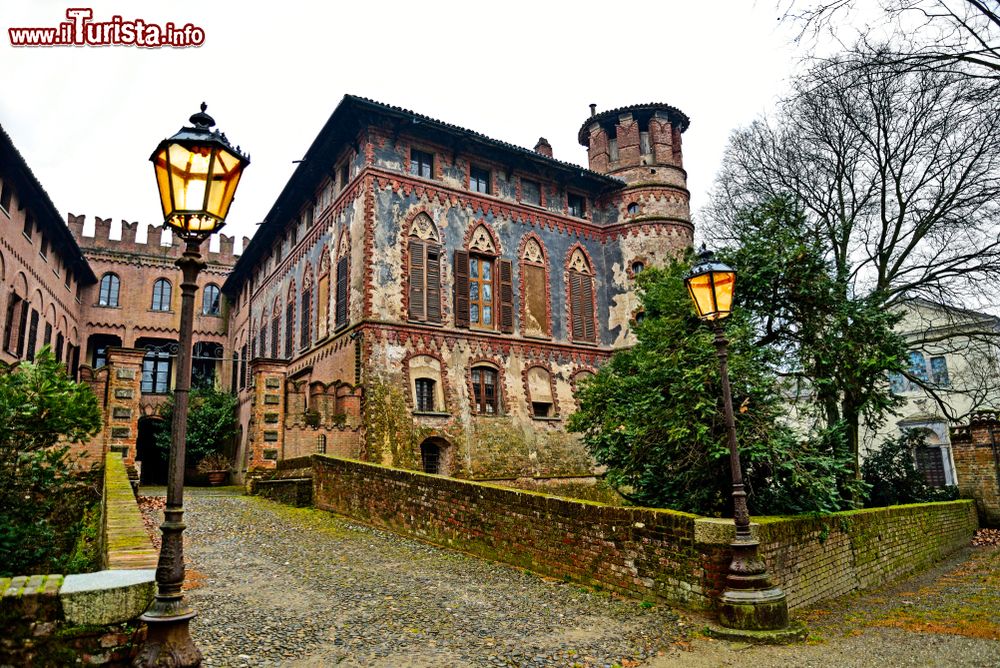 Immagine Piovera, Piemonte: il famoso castello rinascimentale