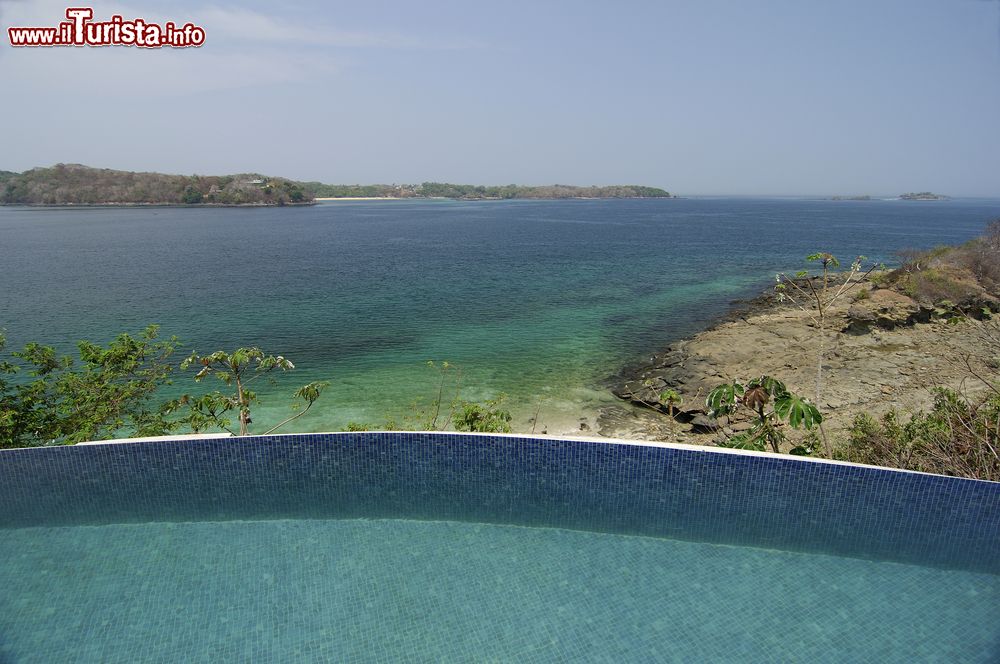 Immagine Una piscina si affaccia sulla riva dell'isola di Contadora, Las Perlas, Panama. Quest'isola, il cui nome significa "dell'ufficio contabile" perchè vi venivano conteggiate e catalogate le perle da spedire in Spagna, è una delle località più visitate di Panama.