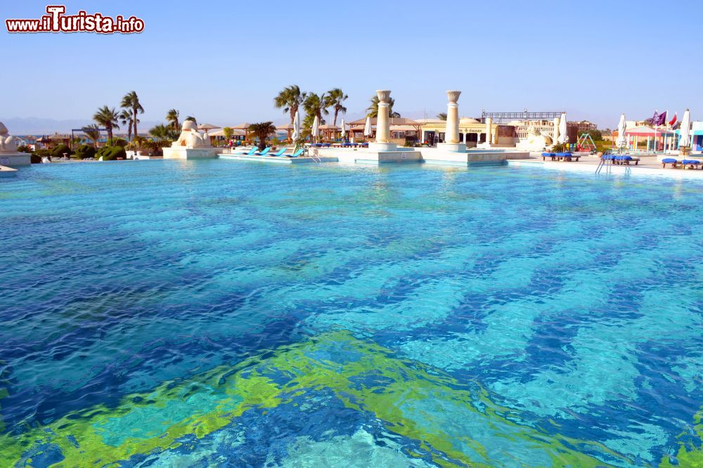 Immagine La grande piscina dello Sheraton Soma Bay Resort, in Egitto.