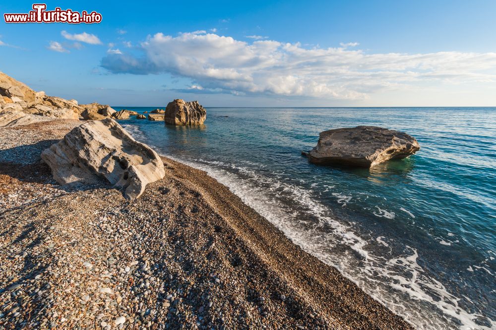 Immagine Pissouri Beach, isola di Cipro. Qui il litorale si distingue dagli altri tratti dell'isola per via di piccoli ciottoli di diversi colori e la sabbia fine e bianca.